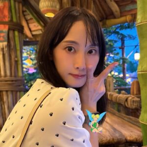 Rena Matsui Instagram - ディズニーシーへGO！
ルックアウト・クックアウトのバターチキンカレー味のスナックボックスが美味しかった🥺(レモンティーチキンも好き)
ピクシーダストソーダも好き。
おめかししても秒で汗だくになるので、やっぱり夏は苦手です。