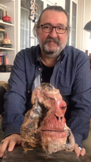 Renan Bilek Instagram - Çok sevgili sanatçı dostum Erçin Gül yollamış bu eserini. Eserin Adı : Scarface Yine nefis bir çalışma. Çok teşekkürler ediyorum sevgili dostuma. Ellerine, emeğine, yüreğine sağlık @ercingul_artworks #heykel #art #sanat #artgallery #artist #artwork #scarface #renanbilek #ercingul #ercingul_artworks