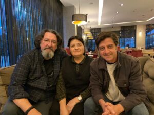 Renan Bilek Instagram - Her ne kadar Işık Sadık Ahmet’in yakın korumaları gibi çıktıysak da, aslında harika sohbetler yapıp, nefis anlar ve anılar paylaştık.. ne değerli bir kare benim için.. ne büyük bir şeref.. ne güzel anılar.. çok yaşayın.. iyi ki kesişti yollarımız 🌹🙏 #sadıkahmetfilmi #ışıksadıkahmet #turgayaydın #renanbilek #rysoteledirne #edirne