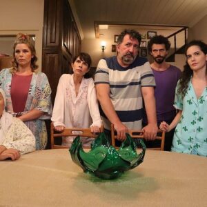 Renan Bilek Instagram - Bir maceranın daha sonuna geldik. İzleyiciler evde, televizyonlarının başında eğlenceli, güzel zaman geçirsin diye, bizler de yoğun emek, çaba ve uğraş veriyoruz. Umarım dönüp baktığınızda küçük de olsa tebessümle anarsınız bu ekibi. Sevgiyle kalın!.. Aşkla kalın!.. Başka maceralarda görüşmek üzere 🤗👋❤️ #çatıkatıaşk #renanbilek #bediaener #tülaygünal #pelinöztekin #bülentseyran #yiğitkirazcı #ezgişenler #furkanandıç #nilaydeniz #ebruaykaç #buraktamdoğan #selinşekerci #erhanyazıcıoğlu #banuakdeniz #barışyöş #fehmiöztürk #şenolsönmez