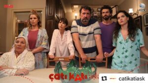 Renan Bilek Instagram - #Repost @catikatiask with @make_repost
・・・
Yılmaz ailesinin meraklı bakışları 👀
Çatı Katı Aşk yeni bölümüyle Perşembe günü 20.00’de #KanalD’de 🧿
@kanald  @mia_yapim  #ÇatıKatıAşk 🏡
@bediaeneroztep @peliniioztekin @tulay9 @yigitkirazci @ezgisenler #renanbilek #bediaener #pelinöztekin #tülaygünal #yiğitkirazcı #ezgişenler