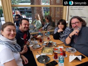 Renan Bilek Instagram - BİROY’un dost Meslek Birliği SenaristBir’in açtığı kafede gerçekleştirdiğimiz dostlar buluşmasından.. 😊

#Repost @biroymb with @use.repost
・・・
BİROY ve SENARİSTBİR söz verdiğimiz gibi kol kola telif mücadelimizin peşindeyiz. Ve bir aradayız. Sektörümüzün buluşma yeri SENARİSTBİR KAFE'ye her zaman sizleri de bekleriz.