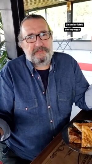 Renan Bilek Instagram - Şanlıurfa’da bir #şanlıurfabelturocakbaşı sabahı.. ciğerli kahvaltı.. şıllık tatlısıyla da devam ettik.. diyet?.. hak getire.. bugün de böyle olsun.. üstüne harika bir misafirperverlik de cabası.. çok teşekkürler #şanlıurfa #urfa #sanliurfa #ciğer #ciger #şaşlık #şıllık #şıllıktatlısı #urfalezzetleri