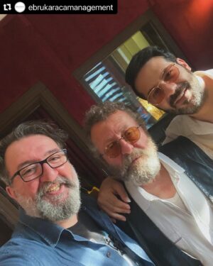 Renan Bilek Instagram - Bir şeyler olmasa da bir şeyler oluyor gibi sanki.. Aralarına girip dilek tutulası bir durum.. Ama özçekim görevi bende 😃😃
@erkancanburtvin  @erkan_erzurumlu  @ebrukaracamanagement  #renanbilek #erkancan #erkanerzurumlu 

#Repost @ebrukaracamanagement with @use.repost
・・・
Geliyordu gelmekte olan.🫡💣💥💫
✨️ @renan.bilek & @erkancanburtvin ✨️
🎼: @erkan_erzurumlu
