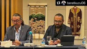 Renan Bilek Instagram - Ciddiyet bizim karakterimizdir 😊🙏

#Repost @beratkuzu06 with @use.repost
・・・
Abiii @renan.bilek yakalanmışız;)

Kıymetli Renan Bilek başarı ile icra ettiği oyunculuk sanatının yanı sıra kreatif endüstrilerin tamamında telif haklarına dikkat gösterenlerin dostu, göstermeyenlerin düşmanıdır efendim.  @tobbkreatifendustrilermeclisi #tobbiletisim
