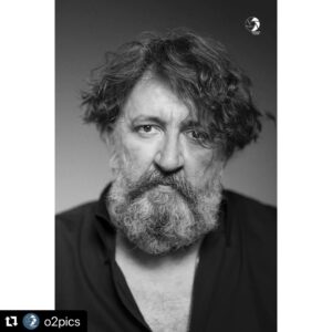 Renan Bilek Instagram - Kısa günün kârı desek?.. uzun günden elde kalan?.. I ıh!.. bu da olmaz.. peki kısaca emek yoğun çalışma desek?.. hmmm.. evet evet.. bak bu olur.. eline, gözüne, emeğine, yüreğine sağlık sevgili dostum @ozayozguler 🧿🙏 
@o2pics #özayözgüler #renanbilek #aktör #acteur #actor #oyuncu #foto #portre #portrait #fotoğrafçı #fotography #fotografie #fotografieartistica #sanat #art