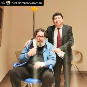 Renan Bilek Instagram - Zor bir adam olduğumu söyleyen çok oldu. Ama bu konuda da zor olmak istemezdim. Çok uğraştırdım kendilerini, biliyorum. Sağ olsunlar, var olsunlar. Beni yılların sıkıntısından kurtaran @acibademsaglik #uykuapnesi uzmanı çok sevgili dostum Prof.Dr.Murat Karaman’a, harikalar yaratan ameliyat ekibine ve bir an önce toparlanmamı sağlayan servis ekibine çok teşekkür ederim. Bizim ekip de iyiydi ama. 
Özel teşekkürler : @ebrukaracamanagement @neslihanuzeryaprakatis  @journavel @okanbozdag
