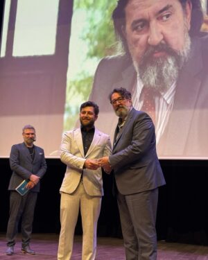 Renan Bilek Instagram - 3.Kocaeli Film Festivalinde “Sinema Emek Ödülü” sahibi olmamda emeği geçen ve vesile olan herkese şükranlarımı sunarım. Artık ödüllü biri olarak, (rahmetli babamın deyişiyle) daha fazla ve daha rahat “çok bilmişlik” yapabilirim 😂😂 Çok teşekkürler 🙏💙 @kocaeliuff @basiskelebel @tckulturturizm @sinemagenelmd @av.sametyayli @buraktamdogan @necmiyapici @basaralemdar @azerselte #renanbilek #necmiyapıcı #buraktamdoğan #basaralemdar #azerşelte #sinema #kocaelifilmfestivali #filmfestivali #filmfestival #moovie #keşfetteyiz #keşfetteyim