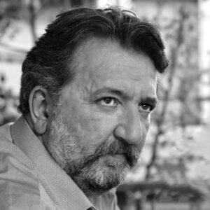 Renan Bilek Instagram - başka türlü bir şey benim istediğim
ne ağaca benzer, ne de buluta
burası gibi değil gideceğim memleket
denizi ayrı deniz,
havası ayrı hava..
📄can yücel 📸 @adm.merve 
#renanbilek #portre #portrait #foto #instaphoto #photo #siyahbeyaz #blackandwhite