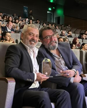 Renan Bilek Instagram - 3.Kocaeli Film Festivalinde “Sinema Emek Ödülü” sahibi olmamda emeği geçen ve vesile olan herkese şükranlarımı sunarım. Artık ödüllü biri olarak, (rahmetli babamın deyişiyle) daha fazla ve daha rahat “çok bilmişlik” yapabilirim 😂😂 Çok teşekkürler 🙏💙 @kocaeliuff @basiskelebel @tckulturturizm @sinemagenelmd @av.sametyayli @buraktamdogan @necmiyapici @basaralemdar @azerselte #renanbilek #necmiyapıcı #buraktamdoğan #basaralemdar #azerşelte #sinema #kocaelifilmfestivali #filmfestivali #filmfestival #moovie #keşfetteyiz #keşfetteyim