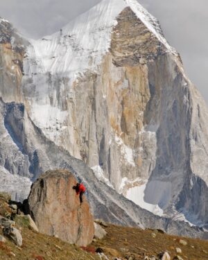 Renan Öztürk Instagram - Basecamp bouldering below the Bhagirathi Group.  The calm before the storm of the first Meru attempt.

@thenorthface @conrad_anker (@jimmychin photo, @merufilm collection)