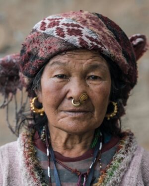 Renan Öztürk Instagram - The assignment within the assignment. For the “Last Honey Hunter” which was my first still assignment I had talked with master editor @sadiequarrier about ways not just to capture the honey hunting action but also a sense of place of the small village of Saadi below the Himalaya in remote eastern Nepal.

One concept was trying to shoot every single member of the village at 85mm on the same backdrop for a big grid that would fold out in the magazine.  They never made the final cut, but nevertheless it was a really cool to document a slice of life in this way. 

@expedition.studios @natgeo @jetbutterflies @climber.abiral @taylorfreesolo @ben_knight @irving_matthew #sonyalpha #thelasthoneyhunter