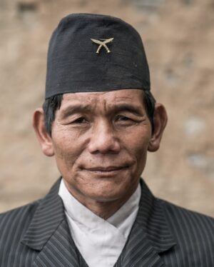 Renan Öztürk Instagram - The assignment within the assignment. For the “Last Honey Hunter” which was my first still assignment I had talked with master editor @sadiequarrier about ways not just to capture the honey hunting action but also a sense of place of the small village of Saadi below the Himalaya in remote eastern Nepal.

One concept was trying to shoot every single member of the village at 85mm on the same backdrop for a big grid that would fold out in the magazine.  They never made the final cut, but nevertheless it was a really cool to document a slice of life in this way. 

@expedition.studios @natgeo @jetbutterflies @climber.abiral @taylorfreesolo @ben_knight @irving_matthew #sonyalpha #thelasthoneyhunter