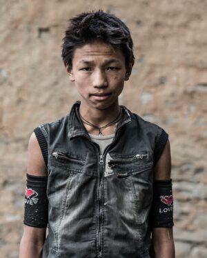 Renan Öztürk Instagram - The assignment within the assignment. For the “Last Honey Hunter” which was my first still assignment I had talked with master editor @sadiequarrier about ways not just to capture the honey hunting action but also a sense of place of the small village of Saadi below the Himalaya in remote eastern Nepal.

One concept was trying to shoot every single member of the village at 85mm on the same backdrop for a big grid that would fold out in the magazine.  They never made the final cut, but nevertheless it was a really cool to document a slice of life in this way. 

@expedition.studios @natgeo @jetbutterflies @climber.abiral @taylorfreesolo @ben_knight @irving_matthew #sonyalpha #thelasthoneyhunter
