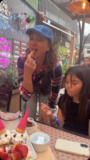 Renata Bravo Instagram - ALARMA DE DATAZO!!!!! Sabores sin azúcar. Esa es la propuesta de Emporio La Rosa, que lanzó este nuevo producto en el marco del día del niño. Se trata de dos paletas con forma de garrita sabor vainilla con cobertura de chocolate de leche y otra de frutilla a la crema con cobertura de chocolate blanco, ambas sin azúcar añadida. Es primera vez que la tradicional heladería, elegida entre las 25 mejores del mundo, presenta una variedad de este tipo, especialmente pensada en ellos. Además, ofrecerán un entretenido postre para compartir, que incluye delicioso chocolate de leche para untar, acompañado de manjar, fruta de la estación, un bowl de marshmallows, dos bolitas de helado y ½ docena de churros. Y como si esta fiesta de sabores fuera poco, tendrán actividades especiales en algunos de sus locales, para que los más pequeños puedan divertirse con pinta caritas, sorpresas y mucho más. @emporiolarosa #diadelniño
