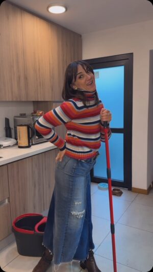 Renata Bravo Instagram - ¡¡¡DATON!!!

 Miren chiquillos lo  que descubrí 😍
 Se los comparto porque no puede más de cómodo, práctico y fácil de usar 🥳

El Easy Wring and Clean de @vileda_latam  Tiene pedal Y centrifuga de manera fácil. ¿Lo conocían? 

 ¡Compralo con un 30% de descuento en Mundolimpio!
