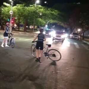 Renata Falzoni Instagram - Mulherada dominando no pedal noturno do @pedalpaulistaoficial . O trabalho dos guias nos grupos de pedal noturno é fundamental para a segurança de todos e para o bom andamento do passeio. Uma técnica que remete ao Night Bikers, primeiro grupo de pedal noturno do país, que fundei há três décadas atrás