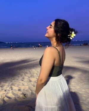 Renaye Tejani Instagram - Hi Hibiscus 🌺🌴✨