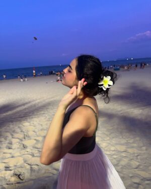 Renaye Tejani Instagram - Hi Hibiscus 🌺🌴✨