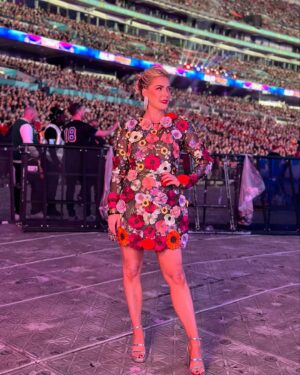 Renee Paquette Instagram - Demure and cutesy at Wembley! London, you always show out for us! 💐