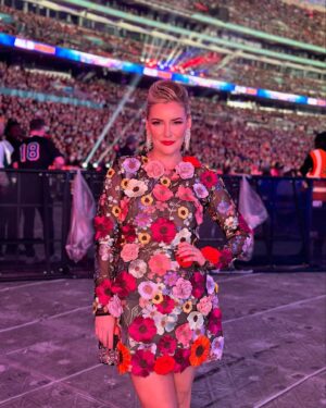 Renee Paquette Instagram - Demure and cutesy at Wembley! London, you always show out for us! 💐