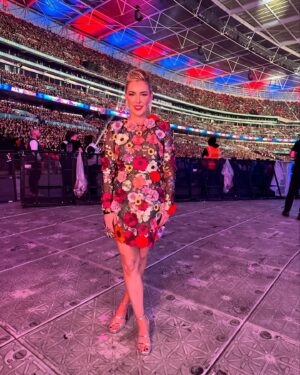 Renee Paquette Instagram - Demure and cutesy at Wembley! London, you always show out for us! 💐