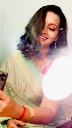 Renu Desai Instagram - I can literally listen to any song in a loop without music if it’s @shreyaghoshal 
what a blessed voice🩵💯
