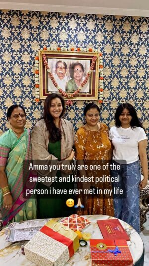 Renu Desai Instagram - Few days ago I went to meet @kondasurekha  garu for some project related conversation. As everyone knows that I have always been a BJP person so to meet a Congress minister was a little bit awkward for me. I was expecting it to be a quick formal meeting but the minute I met Surekha garu and the way she hugged me and the warmth and love she and her daughter Susmita showered on me, I was so pleasantly surprised and I became very emotional. They insisted that I have lunch and then go and the super tasty pappu charu and avakai annam made me so so happy. I have to say that I became a fan of Konda Surekha amma garu. I took my time thinking whether to post about this because I didn’t want this to have any political implications or a reason for stupid comments but the more I remembered the love and kindness that I received that day I decided that I needed to share this publicly🩵😊