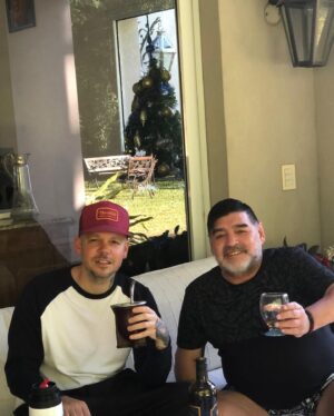 Residente Instagram - Este país padece de ese amor pasional que no se entiende pero se siente. Ese amor exagerado por todo, sin límites. El país que en los conciertos se corea hasta los arreglos de los instrumentos de viento. El país de los abrazos mas fuertes. El país que me regaló los besos de mi hijo.  El país con el peso devaluado pero de corazón agrandado. Los que disfrutamos de escribir estaremos en deuda con todo el equipo porque nos regalaron los mejores versos.  Diego me lo dijo cuando lo vi, que la próxima copa era de Argentina.  Sé que no soy de allí pero quizás en otra vida fui ❤️🇦🇷