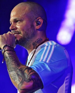 Residente Instagram - Este país padece de ese amor pasional que no se entiende pero se siente. Ese amor exagerado por todo, sin límites. El país que en los conciertos se corea hasta los arreglos de los instrumentos de viento. El país de los abrazos mas fuertes. El país que me regaló los besos de mi hijo.  El país con el peso devaluado pero de corazón agrandado. Los que disfrutamos de escribir estaremos en deuda con todo el equipo porque nos regalaron los mejores versos.  Diego me lo dijo cuando lo vi, que la próxima copa era de Argentina.  Sé que no soy de allí pero quizás en otra vida fui ❤️🇦🇷