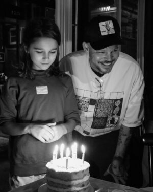 Residente Instagram - Milo cumplió 10 años.
Han sido 10 años de verlo crecer.
Lo vi nacer, lo estoy viendo navegar, lo veré perder, ganar, correr, volar, cruzar, llegar.