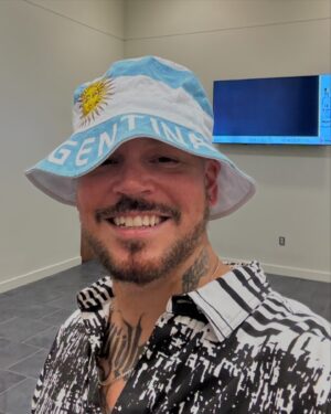 Residente Instagram - Mi equipo es todo lo que haga feliz a mi hijo porque ver a Milo contento me hace sentir como si yo también hubiera ganado una copa.
Sé que su abuelo Alfredo está celebrando desde el cielo en su globo quemero.. 🎈 
Ayer Jugaron dos países que verdaderamente llevo en el alma. A ambos países les debo mucho.  Gracias por la clase de partido que se jugaron. ❤️🔥