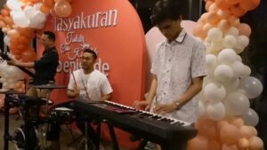 Reymon Knuliqh Instagram - Here we go...

Hundreds episode
Millions of love

Don't judge me just by the cover
Let's walk together

TAKDIR CINTA YANG KUPILIH with @smellsun.music 

Thanks for @sinemart_ph @dsuwarto 

#smellsun #reymonknuliqh #takdircintayangkupilih