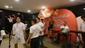 Reymon Knuliqh Instagram - Here we go...

Hundreds episode
Millions of love

Don't judge me just by the cover
Let's walk together

TAKDIR CINTA YANG KUPILIH with @smellsun.music 

Thanks for @sinemart_ph @dsuwarto 

#smellsun #reymonknuliqh #takdircintayangkupilih