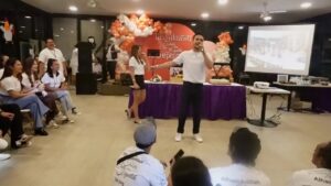 Reymon Knuliqh Instagram - Here we go...

Hundreds episode
Millions of love

Don't judge me just by the cover
Let's walk together

TAKDIR CINTA YANG KUPILIH with @smellsun.music 

Thanks for @sinemart_ph @dsuwarto 

#smellsun #reymonknuliqh #takdircintayangkupilih