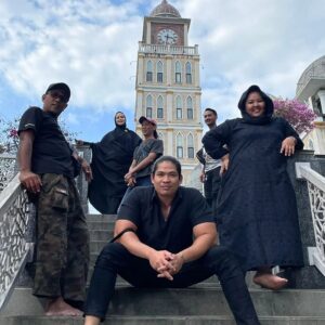 Reymon Knuliqh Instagram - Di foto mengandung komposisi
Emaknya dafi, tukang kamera, yang megang lampu, tukang baca skenario, anak Purbalingga dan manusia millenium

#reymonknuliqh #tcyk