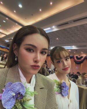 Rhatha Phongam Instagram - ปีแห่งการเริ่มต้นใหม่!! หลังจากทำอาหารเสริมผิว Milky reii @masteri_official  มาครบเดือน ก็เริ่มมีไฟอยากเติมความรู้ด้าน #เวชศาสตร์ชะลอวัย หญิงเลยตัดสินใจมาเรียนต่อปริญญาโทที่ #DPU เป็นการกลับมาเรียนอีกครั้งในรอบหลายปี ความรู้คลาสปรับพื้นฐานสนุกมาก ได้รู้ถึงความมหัศจรรย์ของร่างกายมนุษย์เพิ่มขึ้น เพื่ิอนๆในคลาสน่ารักช่วยสอน ช่วยติว ถึงแม้ว่าคิวการทำงานช่วงครึ่งปีหลังจากนี้จะโหดเอาเรื่ิอง แต่เพื่ออนาคต #Yingaowjing!! เป็นกำลังใจให้หญิงกับเพื่อนๆรุ่นนี้ด้วยนะคะ 🩷