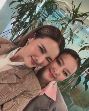 Rhatha Phongam Instagram - ปีแห่งการเริ่มต้นใหม่!! หลังจากทำอาหารเสริมผิว Milky reii @masteri_official  มาครบเดือน ก็เริ่มมีไฟอยากเติมความรู้ด้าน #เวชศาสตร์ชะลอวัย หญิงเลยตัดสินใจมาเรียนต่อปริญญาโทที่ #DPU เป็นการกลับมาเรียนอีกครั้งในรอบหลายปี ความรู้คลาสปรับพื้นฐานสนุกมาก ได้รู้ถึงความมหัศจรรย์ของร่างกายมนุษย์เพิ่มขึ้น เพื่ิอนๆในคลาสน่ารักช่วยสอน ช่วยติว ถึงแม้ว่าคิวการทำงานช่วงครึ่งปีหลังจากนี้จะโหดเอาเรื่ิอง แต่เพื่ออนาคต #Yingaowjing!! เป็นกำลังใจให้หญิงกับเพื่อนๆรุ่นนี้ด้วยนะคะ 🩷