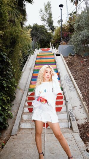 RiRia Instagram - 6月はプライドマンス🏳️‍🌈。VOGUEの公式アパレルライン「VOGUE Collection」では、レインボーカラーシャツの購入で、婚姻の平等を支援する「Marriage For All Japan」に寄付ができるチャリティープロジェクトを実施。
私は大きめのサイズをチョイス。フラワーモチーフのビスチェをベルト代わりに巻き、ドレス仕立てにスタイリングしてみました！

「#PRIDEwithVOGUEJAPAN」のハッシュタグとともに着用画像をInstagramにポストして、プライドマンスをVOGUEとともに盛り上げちゃおう！

Pride month is here!🏳️‍🌈 For the month of June at VOGUE Japan, part of the profit made from the rainbow logo shirts will be donated to「Marriage For All Japan」an organization that supports marriage equality.  International shipping available!

#voguecollection #voguejapan 
#rumorme @rumor.me 
•
•
•
•
•
•
•
•
•
•
#pridemonth2023 #lapride #pridemonth #lgbtq #theythem #loveislove #nonbinary #lgbtqia #MicheltorenaStairs #rainbow #プライド月間 #プライドマンス #レインボープライド #japaneseinfluencer #tokyorainbowpride #prideparade