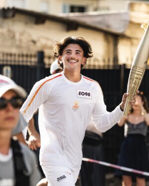 Riadh Belaïche Instagram - Je suis tellement fier … avoir la chance de porter cette flamme olympique représente beaucoup. ❤️
Merci à vous de pouvoir me faire vivre chaque jour ce genré d’expérience incroyable 🫶

Merci au Comité olympique de m’avoir choisi pour porter cette flamme dans mon département le 77 !! 

📸 @benaubert