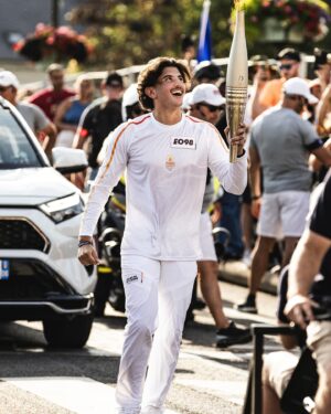 Riadh Belaïche Instagram - Je suis tellement fier … avoir la chance de porter cette flamme olympique représente beaucoup. ❤️
Merci à vous de pouvoir me faire vivre chaque jour ce genré d’expérience incroyable 🫶

Merci au Comité olympique de m’avoir choisi pour porter cette flamme dans mon département le 77 !! 

📸 @benaubert