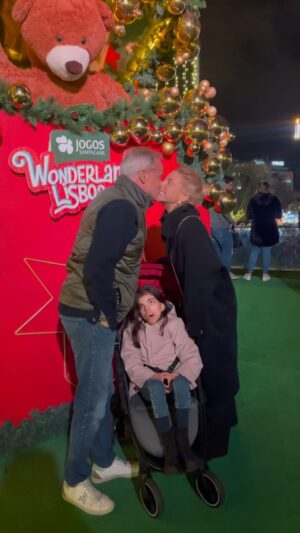 Ricardo Carriço Instagram - Fim de tarde no Wonderland! 🎄
.
.
.
@brasileirinha.original 
@winewonderpt 
@filipa_soares 
@ana.rebelo_ 
@ricardo.carrico_oficial