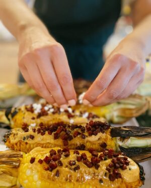 Ricardo Larrivée Instagram - 🌽 Quelqu’un a dit épluchette? 🌽

Laurence et Alexane, nos cheffes en cuisine de développement sont allées chercher deux douzaines d’épis à l’épicerie pour une petite séance d’épluchette au bureau. Elles travaillent présentement sur le développement d’un dossier 100 % maïs! On ne peut pas vous en dire beaucoup à l’heure qu’il est, mais une chose est certaine : il y a quelques bijoux de recettes dans les premiers tests. 🤤

À suivre dans un futur magazine RICARDO.