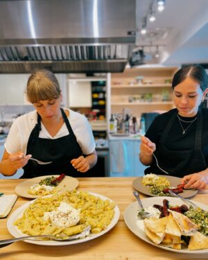 Ricardo Larrivée Instagram - 🌽 Quelqu’un a dit épluchette? 🌽

Laurence et Alexane, nos cheffes en cuisine de développement sont allées chercher deux douzaines d’épis à l’épicerie pour une petite séance d’épluchette au bureau. Elles travaillent présentement sur le développement d’un dossier 100 % maïs! On ne peut pas vous en dire beaucoup à l’heure qu’il est, mais une chose est certaine : il y a quelques bijoux de recettes dans les premiers tests. 🤤

À suivre dans un futur magazine RICARDO.
