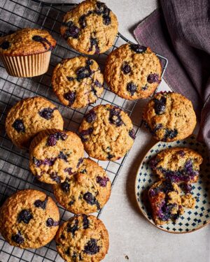 Ricardo Larrivée Instagram - 🫐 MUFFINS AUX BLEUETS (LES MEILLEURS) 🫐 

Des bons bleuets frais et juteux directement des champs, un gros OUI! On profite de cette abondance avec cette délicieuse recette de muffins.

Lien dans le profil (@ricardocuisine) pour voir la recette.

_________

🫐 BLUEBERRY MUFFINS (THE BEST) 🫐 

Got some freshly-picked, juicy blueberries? YES! Use this abundance of fruit to make these delicious muffins.

Click the link in our bio (@ricardocuisine) for the recipe.