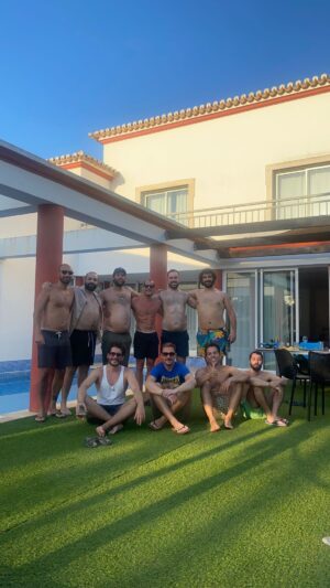 Ricardo de Sá Instagram - A comemorar a amizade ao partilhar estes incríveis vinhos @villaalvor da @aveledawines 🍷

Reviver os velhos tempos com amigos de infância numa villa de luxo do @springvillas em Alvor 🏡

Foram momentos inesquecíveis, ainda mais especiais pela presença do nosso querido amigo ‘Judeu’, que veio da Austrália para partilhar esta alegria connosco. Do grupo do 1700, nascido em Alvalade, ao brinde que celebra a nossa amizade e as novas etapas da vida. Estes são os momentos que guardaremos para sempre ❤️ #bebacommoderação