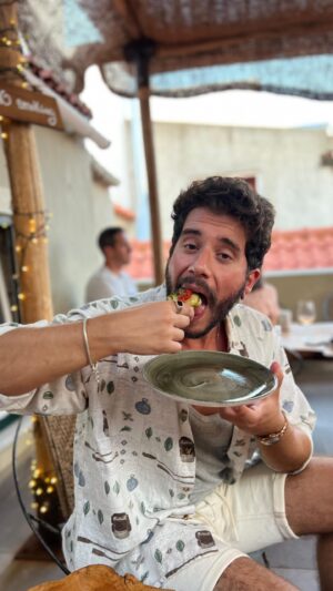 Ricardo de Sá Instagram - Visitei a @souldoughpizza no centro de Cascais 🍕🌿 As pizzas vegetarianas são surpreendentes, com sabores incríveis. A começar com um belo arancini, que estava divinal. Aqui, a experiência é diferente: não há talheres, comemos com as mãos para sentir a verdadeira conexão com a comida. As fatias de pizza são cortadas com uma tesoura, o que torna tudo ainda mais especial. 🌿🍕