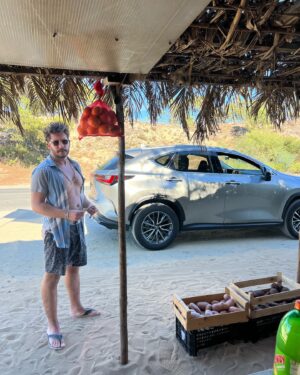 Ricardo de Sá Instagram - A comportar-me bem 🌊☀️ Nada como comprar fruta fresca dos produtores locais à beira da estrada, sentir a liberdade ao volante do meu #lexus da @caetanoauto e, claro, ter a companhia da minha fiel Liz 🐶. A praia é simplesmente incrível, com um mar azul que acalma a alma. E para completar, petiscos deliciosos com arroz de coentros, tomate, feijão e Choco frito. A vida é feita destes momentos 💙 #comporta #CaetanoAuto #FinsDeSemana #Praia #LizCompanheira #petiscos #ferias #escapadinha