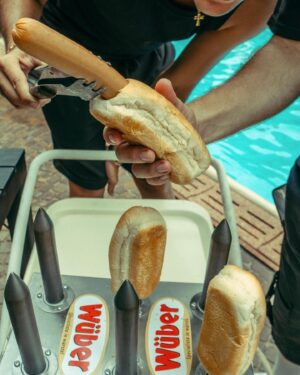 Riccardo Dose Instagram - IL TRIO PIÙ TAMARRO DELLA GOAT LEAGUE HA PORTATO LA SUA SQUADRA ALLE FINALI!

Abbiamo deciso di premiarci con un’incredibile giornata assieme, in cui siamo diventati persino dei maestri nel cucinare gli hot-dog! Grazie di cuore a @wuberofficial e ora testa alle finali! Forza Blancos! #ilverogustoèesserci adv