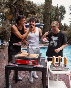 Riccardo Dose Instagram - IL TRIO PIÙ TAMARRO DELLA GOAT LEAGUE HA PORTATO LA SUA SQUADRA ALLE FINALI!

Abbiamo deciso di premiarci con un’incredibile giornata assieme, in cui siamo diventati persino dei maestri nel cucinare gli hot-dog! Grazie di cuore a @wuberofficial e ora testa alle finali! Forza Blancos! #ilverogustoèesserci adv